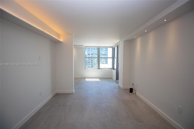 Building Photo - 2899 Collins Ave