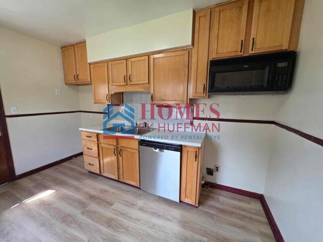 Building Photo - Two Bedroom House | Detached Garage