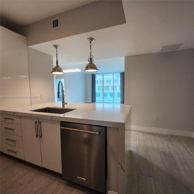 Building Photo - 950 Brickell Bay Dr