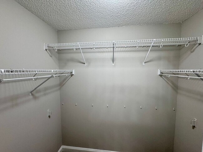 Building Photo - 5 minutes to White Oak!