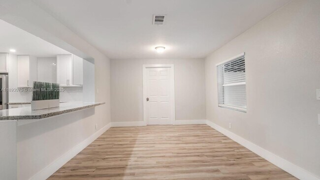 Building Photo - 740 Beachwood Ln