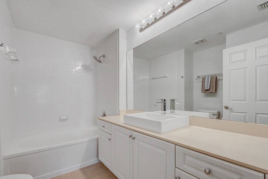 Building Photo - 2803 Sarento Pl
