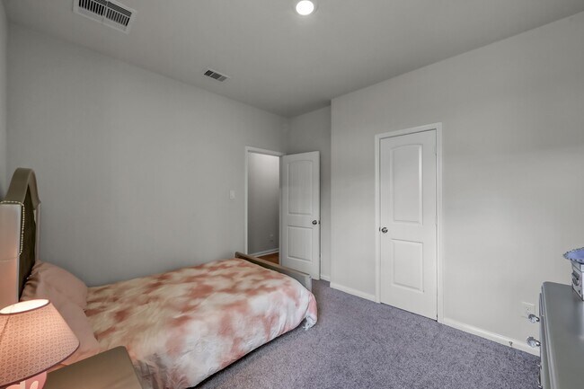 Building Photo - 6185 White Oak Leaf Lp