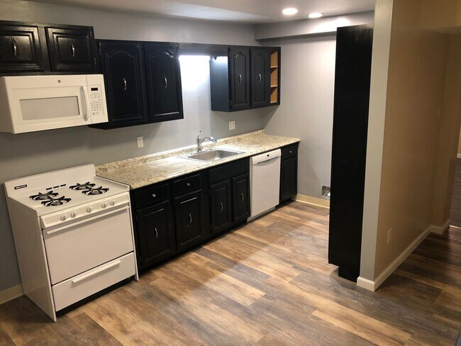 Building Photo - Brentwood 3 bedroom Duplex