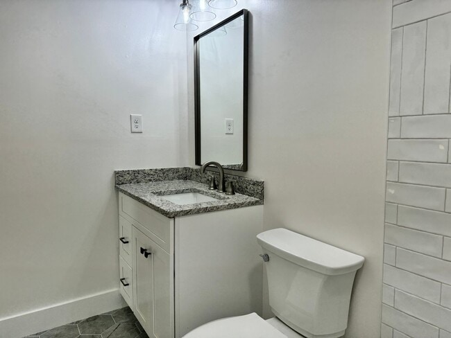 Building Photo - Renovated 3 BR Home in the Heart of Murfreesboro