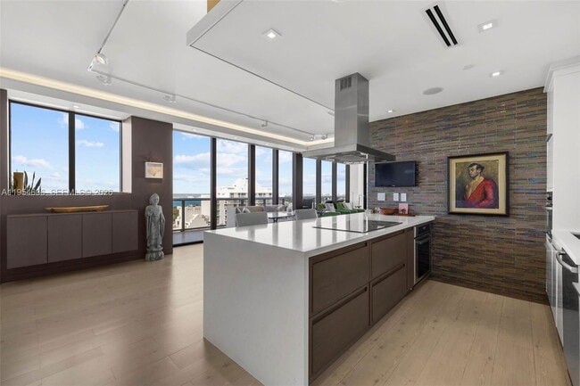 Building Photo - 5875 Collins Ave