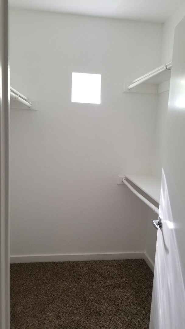 Building Photo - Luxury Gated Townhouse