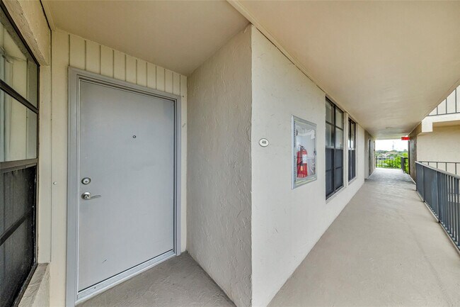 Building Photo - 7 Royal Palm Way