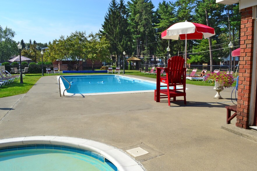 Building Photo - Whispering Pines