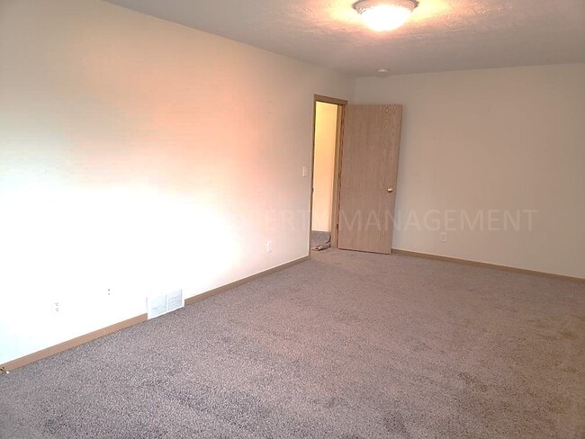 Building Photo - 300 Scott Pl