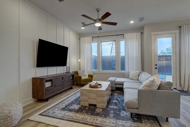 Building Photo - 10934 Brambling Wood Dr