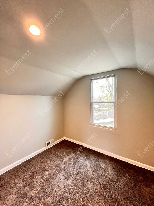 Building Photo - 11520 Maxwell Ave