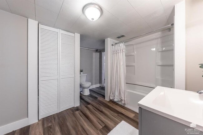 Building Photo - Beautiful, Spacious Home