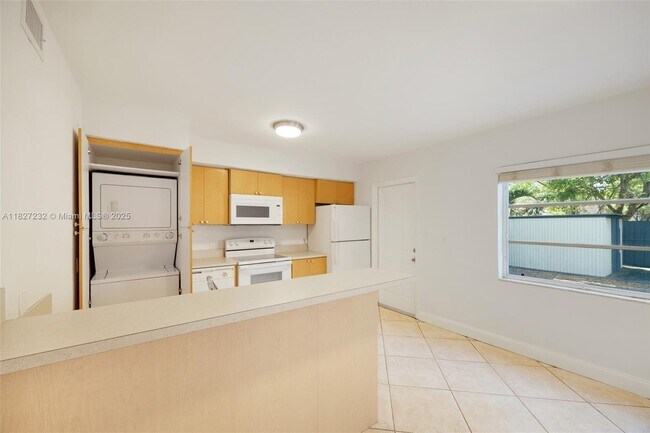 Building Photo - 2332 SW 26th Ln