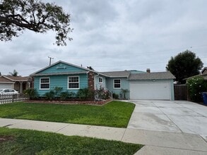 Building Photo - Beautiful 3 bedroom 2 bath HOME . . .  Clo...