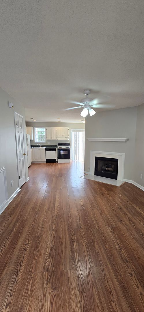 Building Photo - Lovely Jasper Townhome