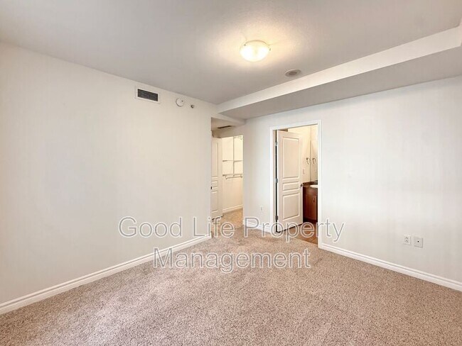 Building Photo - 300 W Beech St