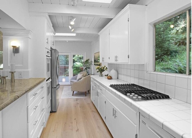 Building Photo - 350 Grandview Dr