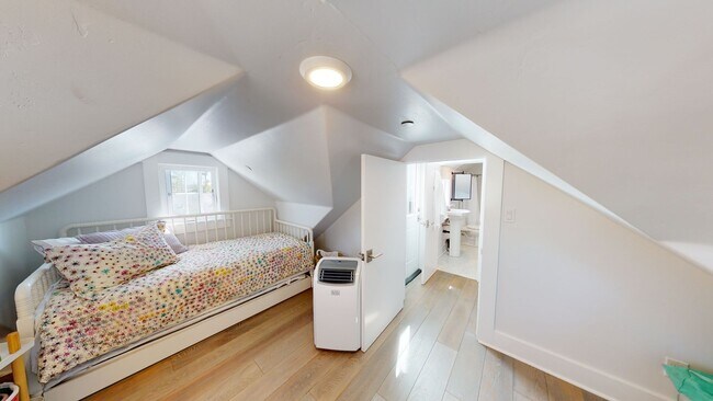 Building Photo - 3bed/3.5 Bath School Year Rental