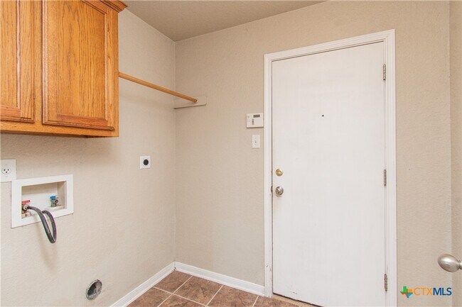 Building Photo - 608 Leo Ln