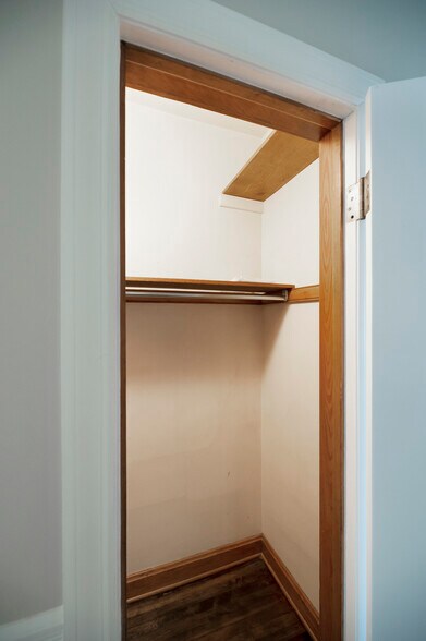 Bedroom 3/hall closet - 2250 W Addison St