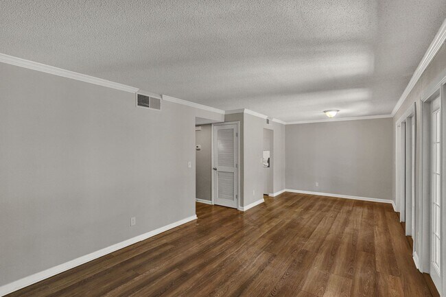 Building Photo - Move in ready 2 bedroom/ 1 bathroom condo!