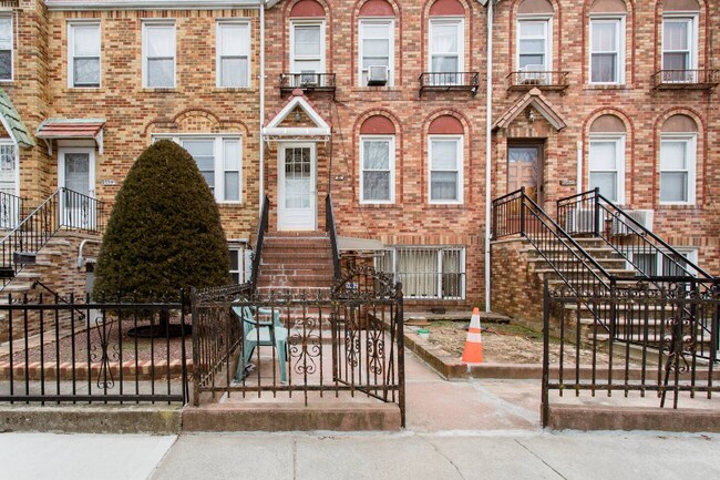 Building Photo - 2037 Coyle St
