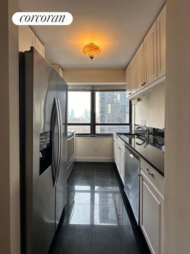 Building Photo - 240 E 47th St