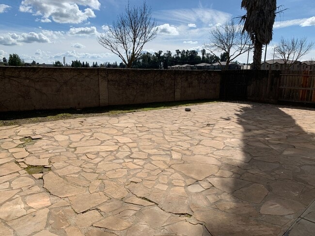 Building Photo - Beautiful 4 Bedroom 3 bath home in Merced!