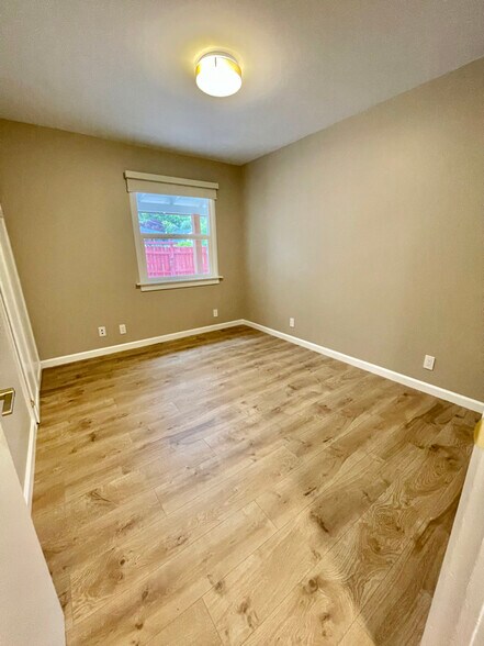 Building Photo - 928 Serena Dr