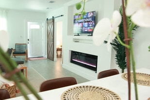 Building Photo - 920 SW 4th Ave