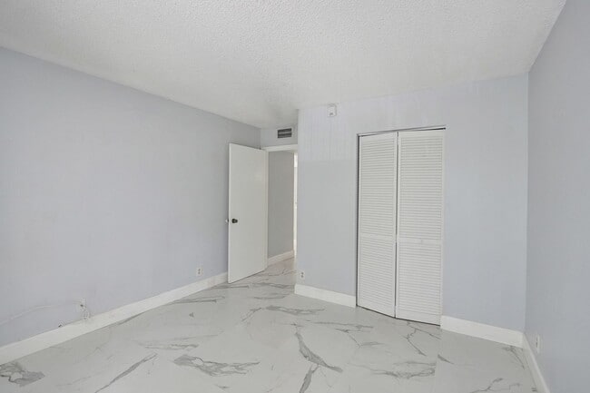 Building Photo - Renovated and Updated 2 Bed, 2 Bath Condo ...