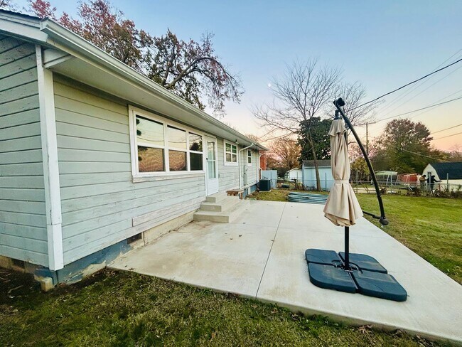 Building Photo - Updated 3 bedroom home in great location!