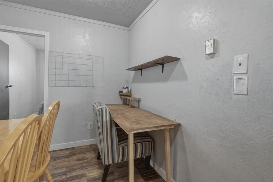 Building Photo - 290 E 4th S