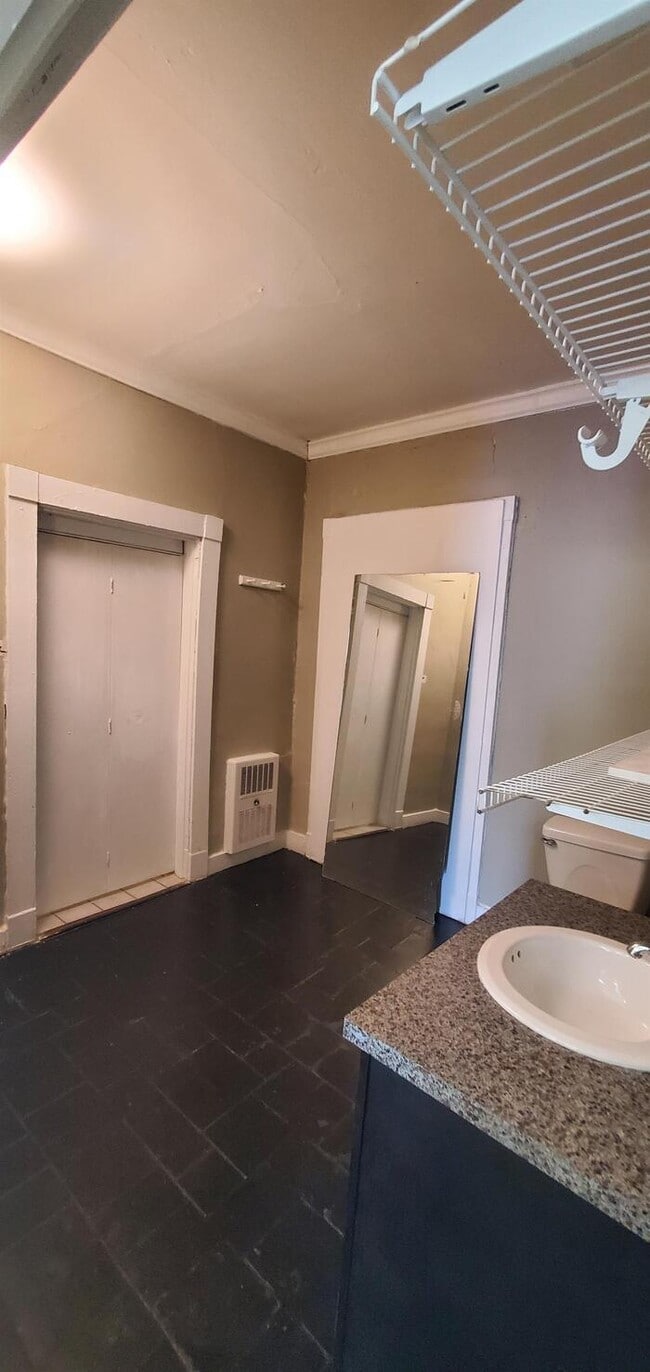 Building Photo - 201 S Broadway St