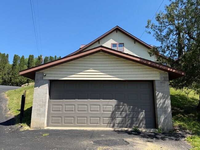Building Photo - 5- Bedroom House for Rent in Chaseburg