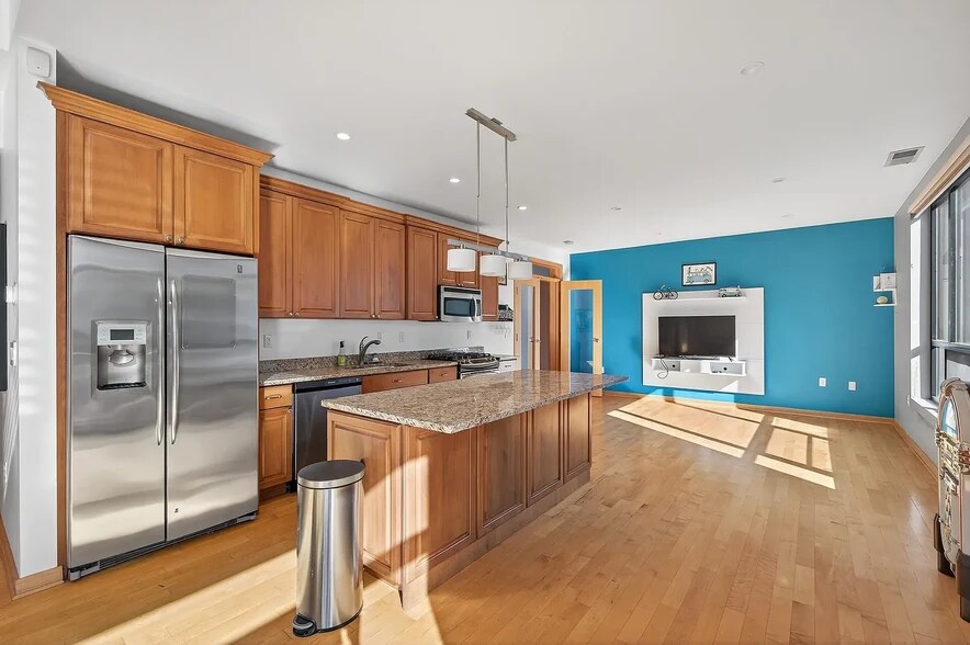 Building Photo - 3104 W Lake St