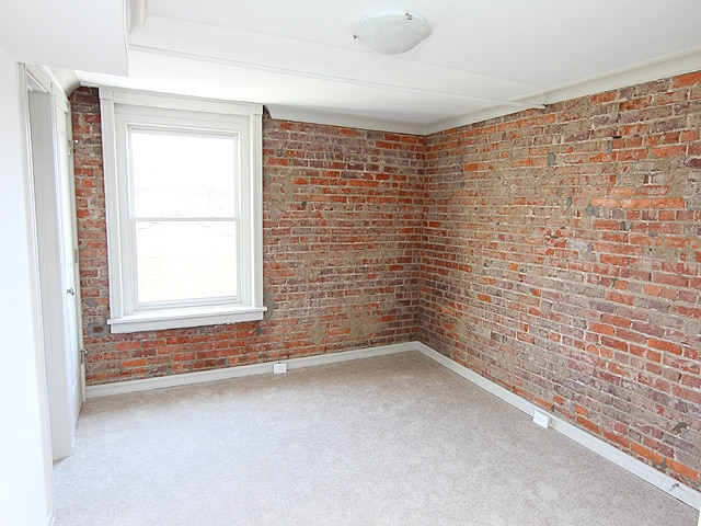 Interior Photo - 916 W TRINITY