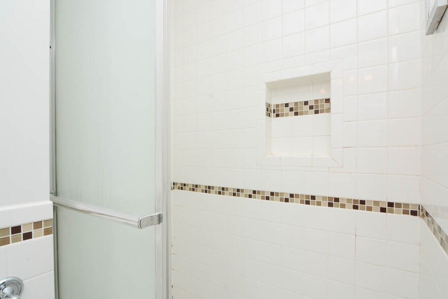 Building Photo - 1009 N Sacramento Ave