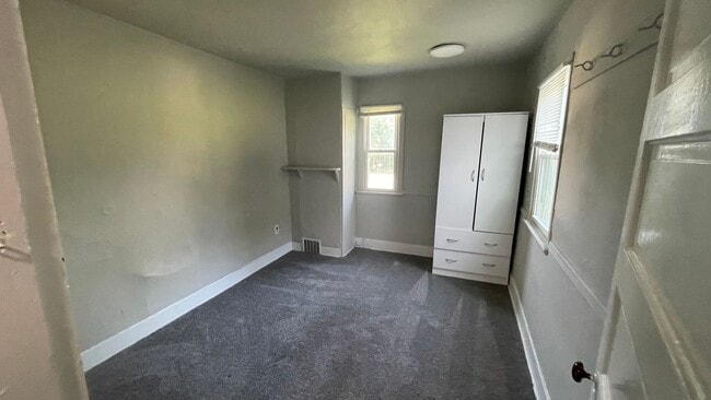 Building Photo - 3 Bed 1 Bath Home