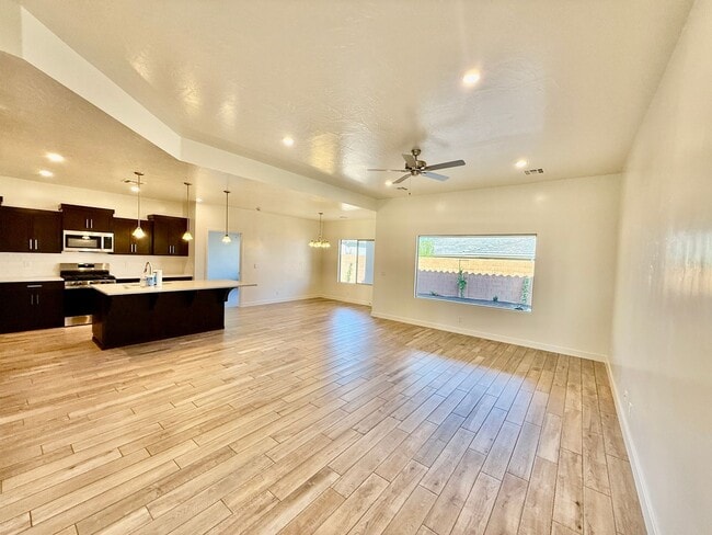 Building Photo - Beautiful Pet-Friendly 4-BR Home in Sunbrook Community