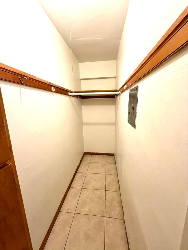 Building Photo - 3158 W 93rd St