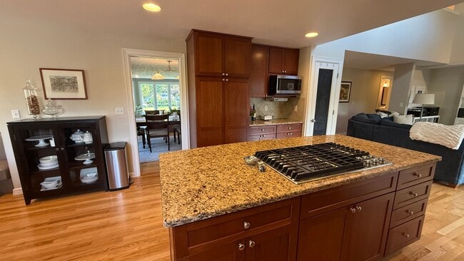 Building Photo - Pristine Single-Family Home in the Heart o...