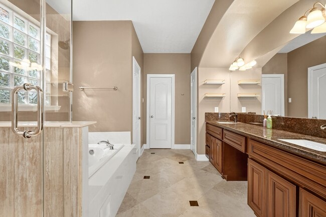 Building Photo - 2702 Pine tr