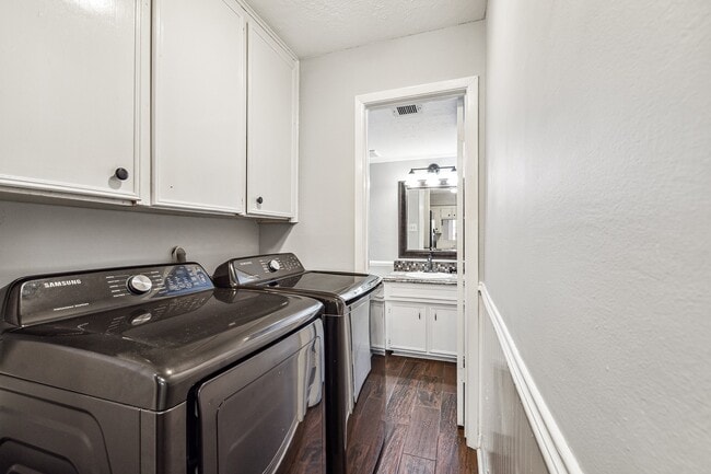 Building Photo - 3013 Bee Cave Dr