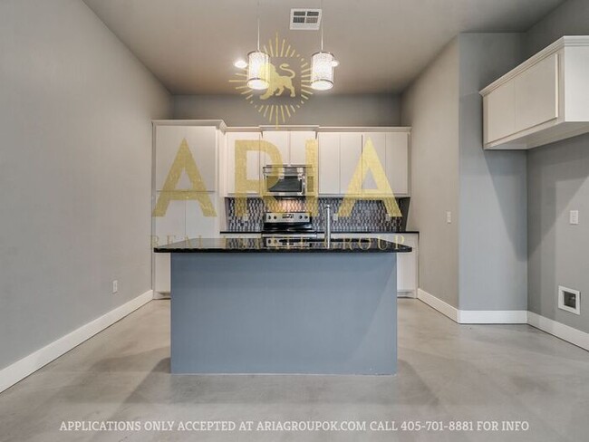 Building Photo - West Norman Urban Contemporary 3 Bed/2.5 B...