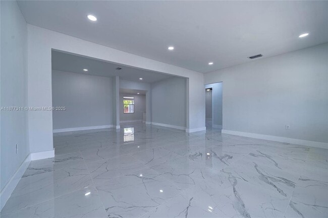 Building Photo - 921 NW 30th Ct