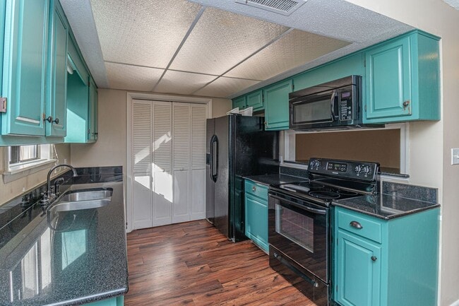 Building Photo - 2 BR, 2.5 BA Townhouse close to SJAFB! Newly renovated!