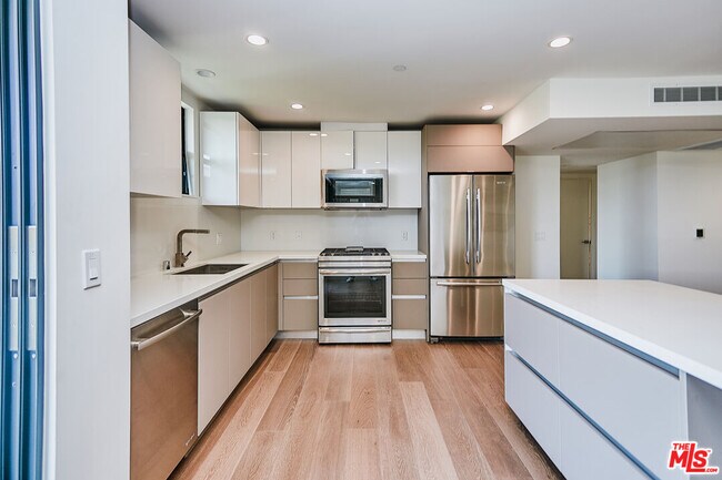 Building Photo - 328 N Maple Dr