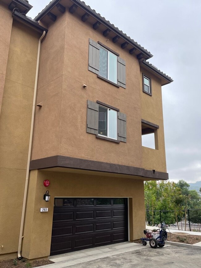 Building Photo - 3 Bed 3 Bath Townhouse in San Marcos - Brand New